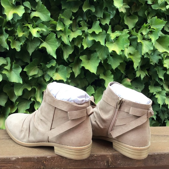 New Sugar Riggle Back Bow Bootie - Picture 5 of 6